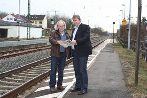 MdB Andreas Schwarz zusammen mit Kreisrat Heinz Jung auf Besichtigungstour am Bahnhof Hallstadt