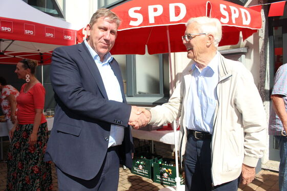 Andreas Schwarz, MdB mit Jubilar Dr. Hans de With (re.)